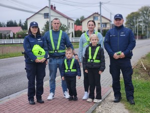 mieszkańcy gminy Wadowice Górne z policjantami podczas działań