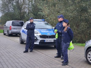 mieszkańcy gminy Wadowice Górne z policjantami podczas działań