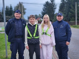 mieszkańcy gminy Wadowice Górne z policjantami podczas działań