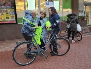 mieszkańcy gminy Wadowice Górne z policjantami podczas działań