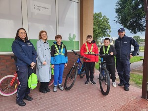 mieszkańcy gminy Wadowice Górne z policjantami podczas działań