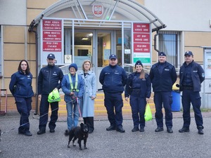 mieszkańcy gminy Wadowice Górne z policjantami podczas działań