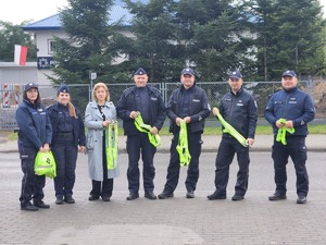 mieszkańcy gminy Wadowice Górne z policjantami podczas działań