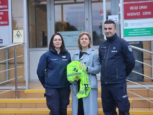 mieszkańcy gminy Wadowice Górne z policjantami podczas działań