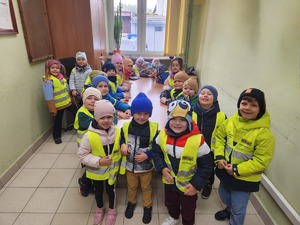 przedszkolaki z Przedszkola nr 6 w Mielcu z policjantami