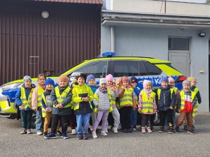 przedszkolaki z Przedszkola nr 6 w Mielcu z policjantami