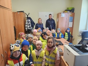 przedszkolaki z Przedszkola nr 6 w Mielcu z policjantami