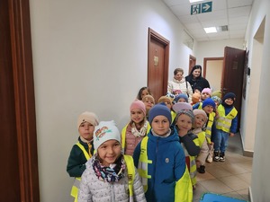 przedszkolaki z Przedszkola nr 6 w Mielcu z policjantami