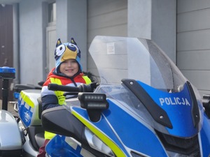 przedszkolaki z Przedszkola nr 6 w Mielcu z policjantami