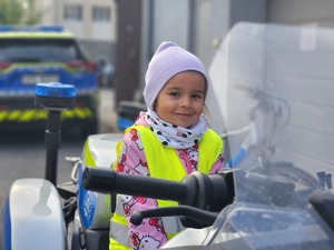 przedszkolaki z Przedszkola nr 6 w Mielcu z policjantami