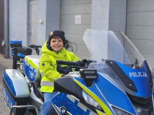 przedszkolaki z Przedszkola nr 6 w Mielcu z policjantami