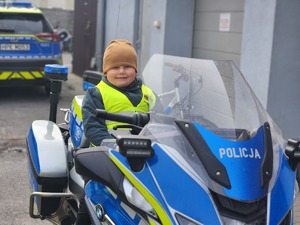 przedszkolaki z Przedszkola nr 6 w Mielcu z policjantami