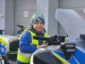 przedszkolaki z Przedszkola nr 6 w Mielcu z policjantami