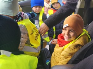 przedszkolaki z Przedszkola nr 6 w Mielcu z policjantami