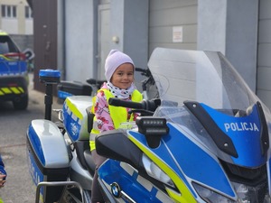 przedszkolaki z Przedszkola nr 6 w Mielcu z policjantami