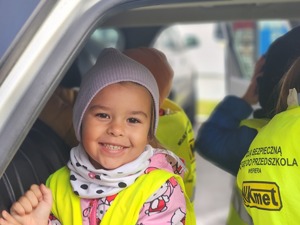 przedszkolaki z Przedszkola nr 6 w Mielcu z policjantami