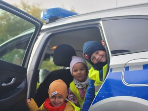 przedszkolaki z Przedszkola nr 6 w Mielcu z policjantami