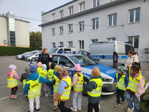 przedszkolaki z Przedszkola nr 6 w Mielcu z policjantami