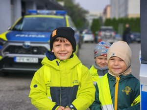 przedszkolaki z Przedszkola nr 6 w Mielcu z policjantami