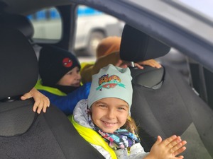 przedszkolaki z Przedszkola nr 6 w Mielcu z policjantami