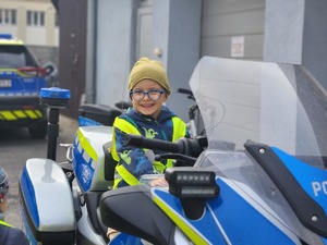 przedszkolaki z Przedszkola nr 6 w Mielcu z policjantami