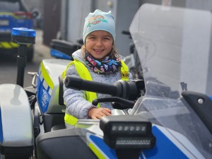 przedszkolaki z Przedszkola nr 6 w Mielcu z policjantami