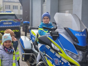 przedszkolaki z Przedszkola nr 6 w Mielcu z policjantami
