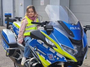 przedszkolaki z Przedszkola nr 6 w Mielcu z policjantami