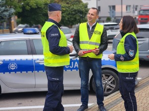 policjanci, przedstawiciel WORD Tarnobrzeg i mieszkańcy gminy Padew Narodowa i Tuszów Narodowy podczas działań