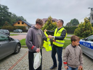 policjanci, przedstawiciel WORD Tarnobrzeg i mieszkańcy gminy Padew Narodowa i Tuszów Narodowy podczas działań