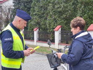 policjanci, przedstawiciel WORD Tarnobrzeg i mieszkańcy gminy Padew Narodowa i Tuszów Narodowy podczas działań