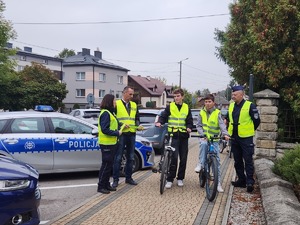 policjanci, przedstawiciel WORD Tarnobrzeg i mieszkańcy gminy Padew Narodowa i Tuszów Narodowy podczas działań
