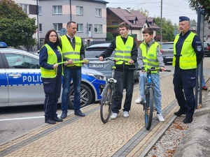 policjanci, przedstawiciel WORD Tarnobrzeg i mieszkańcy gminy Padew Narodowa i Tuszów Narodowy podczas działań