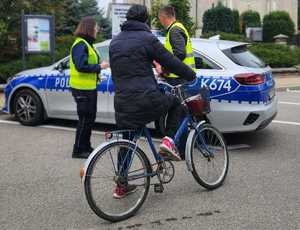 policjanci, przedstawiciel WORD Tarnobrzeg i mieszkańcy gminy Padew Narodowa i Tuszów Narodowy podczas działań