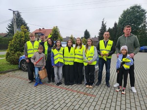 policjanci, przedstawiciel WORD Tarnobrzeg i mieszkańcy gminy Padew Narodowa i Tuszów Narodowy podczas działań
