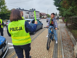 policjanci, przedstawiciel WORD Tarnobrzeg i mieszkańcy gminy Padew Narodowa i Tuszów Narodowy podczas działań