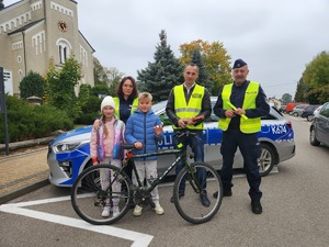 policjanci, przedstawiciel WORD Tarnobrzeg i mieszkańcy gminy Padew Narodowa i Tuszów Narodowy podczas działań