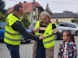 policjanci, przedstawiciel WORD Tarnobrzeg i mieszkańcy gminy Padew Narodowa i Tuszów Narodowy podczas działań