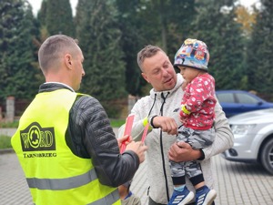 policjanci, przedstawiciel WORD Tarnobrzeg i mieszkańcy gminy Padew Narodowa i Tuszów Narodowy podczas działań