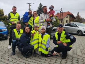 policjanci, przedstawiciel WORD Tarnobrzeg i mieszkańcy gminy Padew Narodowa i Tuszów Narodowy podczas działań