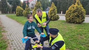 policjanci, przedstawiciel WORD Tarnobrzeg i mieszkańcy gminy Padew Narodowa i Tuszów Narodowy podczas działań