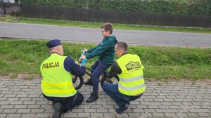 policjanci, przedstawiciel WORD Tarnobrzeg i mieszkańcy gminy Padew Narodowa i Tuszów Narodowy podczas działań