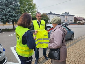 policjanci, przedstawiciel WORD Tarnobrzeg i mieszkańcy gminy Padew Narodowa i Tuszów Narodowy podczas działań