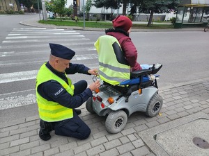 policjanci, przedstawiciel WORD Tarnobrzeg i mieszkańcy gminy Padew Narodowa i Tuszów Narodowy podczas działań