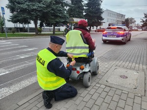 policjanci, przedstawiciel WORD Tarnobrzeg i mieszkańcy gminy Padew Narodowa i Tuszów Narodowy podczas działań