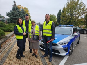 policjanci, przedstawiciel WORD Tarnobrzeg i mieszkańcy gminy Padew Narodowa i Tuszów Narodowy podczas działań