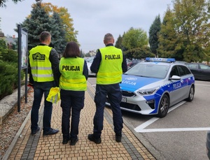 policjanci, przedstawiciel WORD Tarnobrzeg i mieszkańcy gminy Padew Narodowa i Tuszów Narodowy podczas działań
