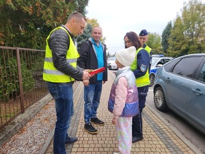 policjanci, przedstawiciel WORD Tarnobrzeg i mieszkańcy gminy Padew Narodowa i Tuszów Narodowy podczas działań