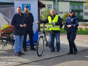 mieszkańcy Gawłuszowic z Wójtem i policjantami podczas działań