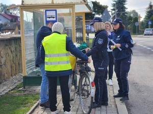 mieszkańcy Gawłuszowic z Wójtem i policjantami podczas działań